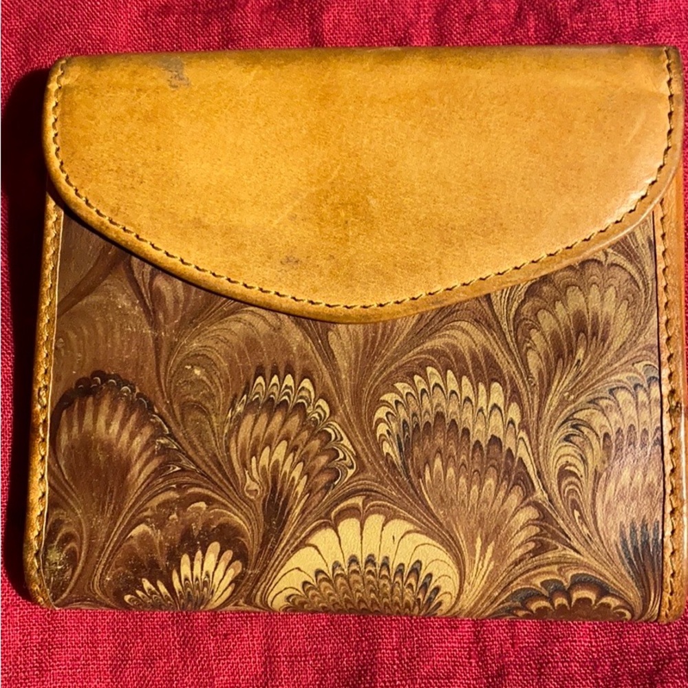 Woman’s Wallet - Picture 2 of 7